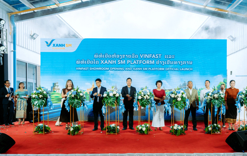 Ông Nguyễn Văn Duy, Bí thư thứ Nhất, Đại sứ quán Việt Nam tại Lào (thứ 3 từ trái sang) cùng đại diện GSM và các đại biểu cắt băng khai trương cửa hàng VinFast đầu tiên tại Lào.