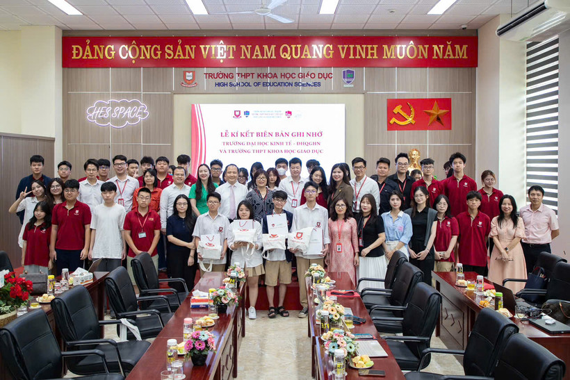 Tại Lễ ký kết Biên bản ghi nhớ hợp tác giữa trường Đại học Kinh tế với trường Trung học phổ thông Khoa học giáo dục (HES).