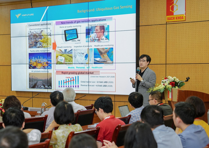 Giáo sư Park Inkyu chia sẻ về nghiên cứu mũi điện tử với sinh viên Đại học Bách khoa Hà Nội.