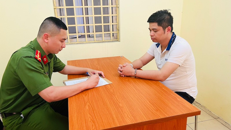 Đối tượng Trương Việt Hùng tại cơ quan Công an.