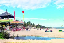 Từ đoạn resort Ca Ty Mui Ne đến Ngoc Bich Bungalow, những “ao” nước đọng lại do hệ thống thải nước của thành phố thoát ra, với từng mảng rêu xanh.