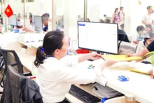 Người dân làm thủ tục hành chính tại Ủy ban nhân dân quận Bình Tân trước thời điểm thực hiện mô hình chính quyền địa phương hai cấp. (Ảnh THẾ ANH)