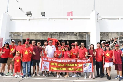 Đông đảo cổ động viên tới cổ vũ đội tuyển Việt Nam tại sân vận động Rajamangala. (Ảnh: MINH THẮNG)