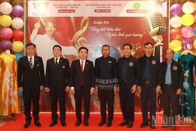 Các đại biểu tại Cuộc thi “Tiếng hát kiều bào-Nghĩa tình quê hương”. 