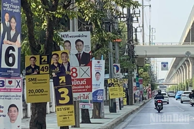 Các tấm biển, poster vận động bầu cử của các chính đảng tại Bangkok. (Ảnh: XUÂN SƠN)