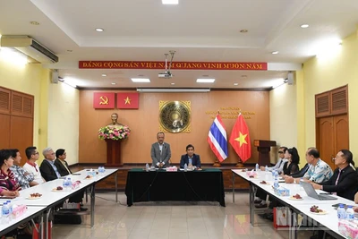 Đoàn Ủy ban Nhà nước về người Việt Nam ở nước ngoài gặp đại diện cộng đồng kiều bào tại Thái Lan. (Ảnh: XUÂN SƠN)