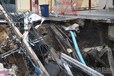 Hàng loạt cột điện, hệ thống dây điện bị cuốn xuống hố tử thần tại Bangkok. (Ảnh: XUÂN SƠN)