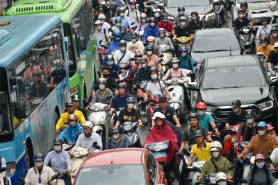 Khí thải từ phương tiện giao thông được xem là tác nhân chính gây ô nhiễm không khí khu vực Thủ đô Hà Nội. (Ảnh Thế Đại)
