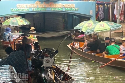 Một góc chợ nổi Damnoen Saduak. (Ảnh: XUÂN SƠN)