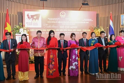 Các đại biểu cắt băng khai mạc triển lãm.