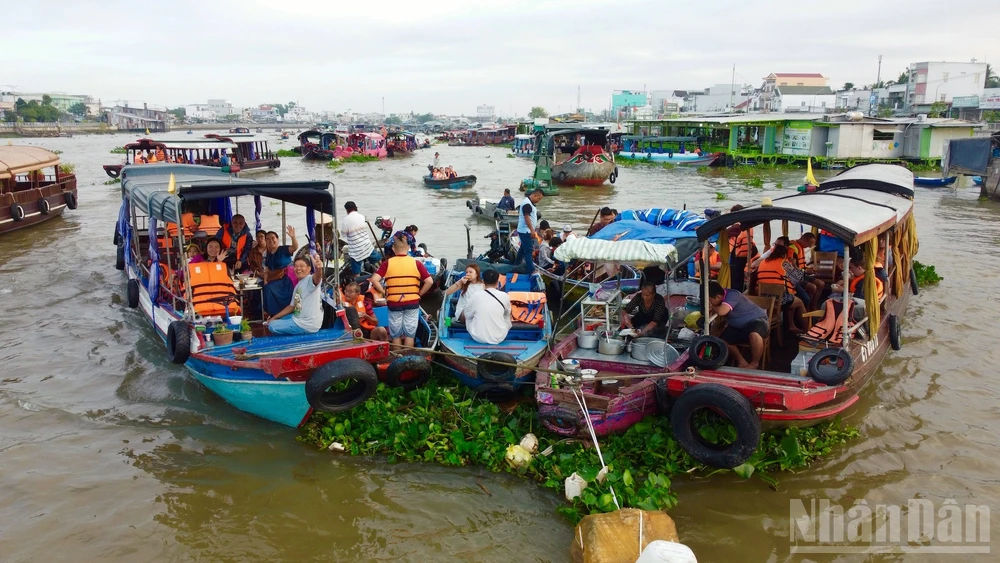 Không chỉ là nơi mua bán, chợ nổi đã trở thành một biểu tượng lâu đời của văn hóa sông nước miền Tây Nam Bộ.