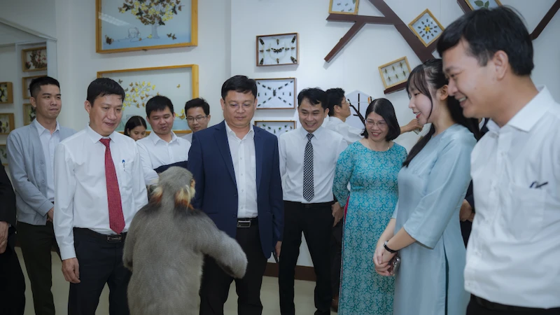 Đại biểu và khách tham quan trải nghiệm không gian trưng bày mới khai trương. (Ảnh: Bảo tàng thiên nhiên duyên hải miền trung)