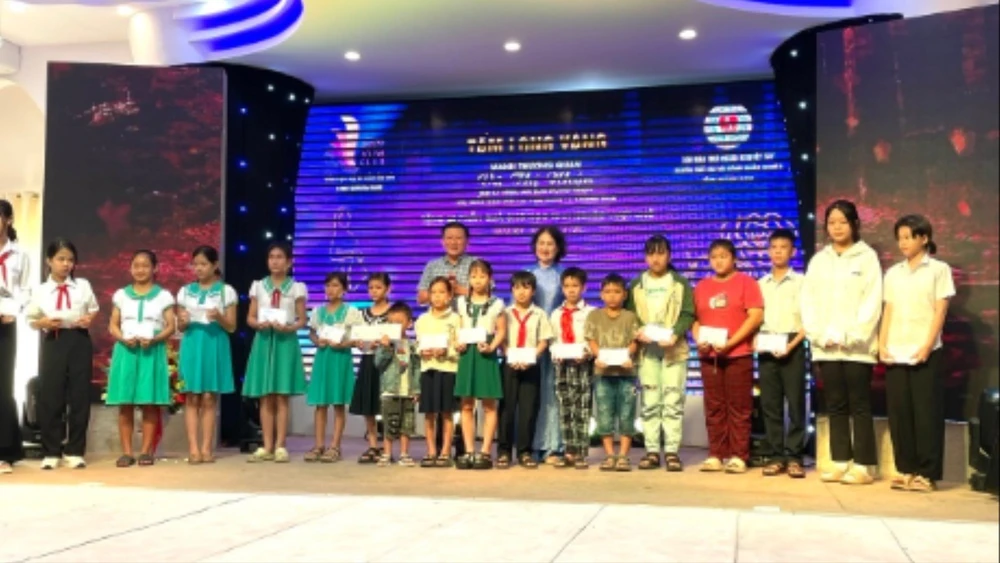 Các em học sinh nghèo vượt khó được đại diện Ban tổ chức trao quà tại sự kiện.