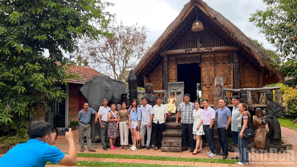 Nếu hỏi người dân Buôn Ma Thuột về một điểm đến giàu bản sắc để khám phá, câu trả lời thường gặp là buôn Akô Dhông.