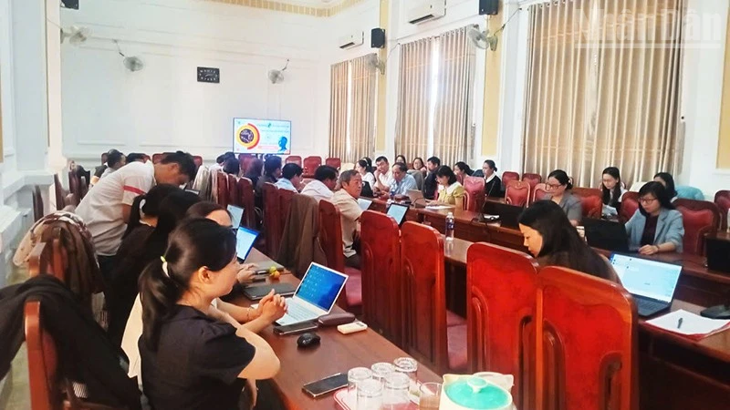 Cán bộ, công chức, viên chức xã Đức Cơ hào hứng tham gia lớp tập huấn ứng dụng trí tuệ nhân tạo.