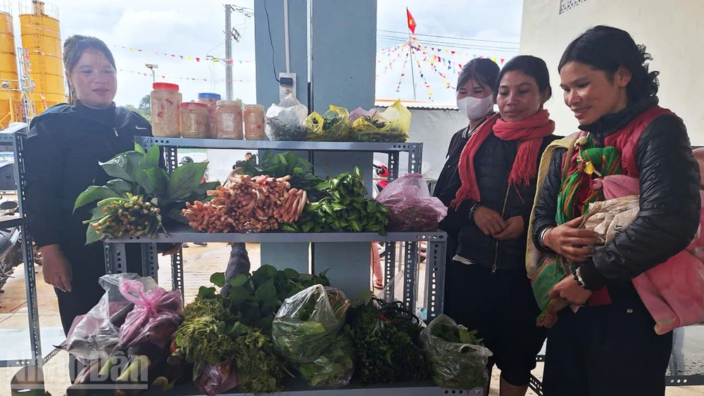 Đồng bào dân tộc Xơ Đăng mang nông sản nhà trồng được đến phiên chợ.