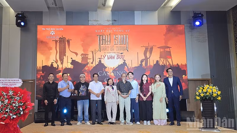 Ê-kíp sản xuất và các diễn viên tại buổi casting.