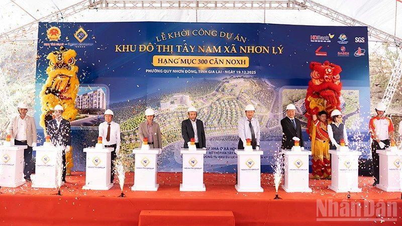 Các đại biểu nhấn nút khởi công dự án.