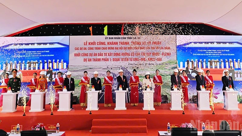 Các đại biểu nhấn nút khởi công dự án.