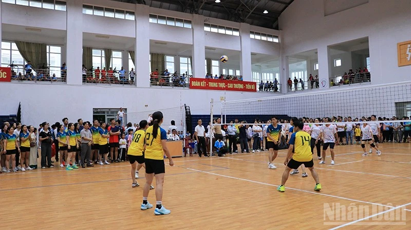 Trận đấu giữa đội Đảng bộ Văn phòng Ủy ban nhân dân tỉnh và Đảng bộ Sở Tài chính diễn ra sôi nổi.