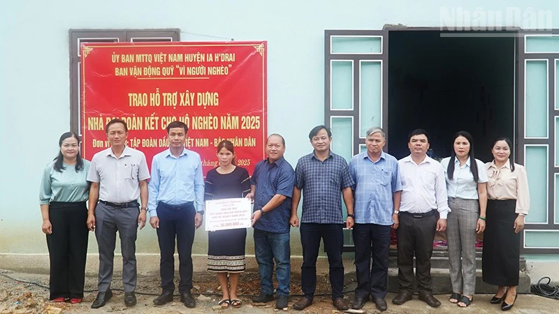 Trao nhà đại đoàn kết cho chị Ksor Biu.