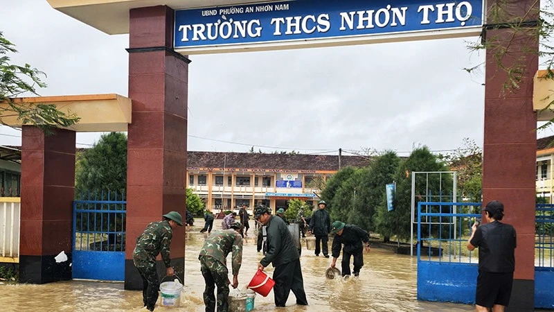Cán bộ, chiến sĩ Trung tâm Huấn luyện quân sự quốc gia 2 vệ sinh Trường trung học cơ sở Nhơn Thọ, phường An Nhơn Nam.