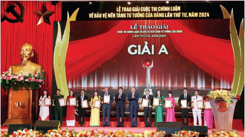 Đồng chí Tổng Bí thư Tô Lâm và đồng chí Chủ tịch nước Lương Cường trao giải A cho các tác giả, nhóm tác giả tại Lễ trao giải Cuộc thi chính luận về bảo vệ nền tảng tư tưởng của Đảng lần thứ 4, năm 2024, ngày 20/10/2024.
