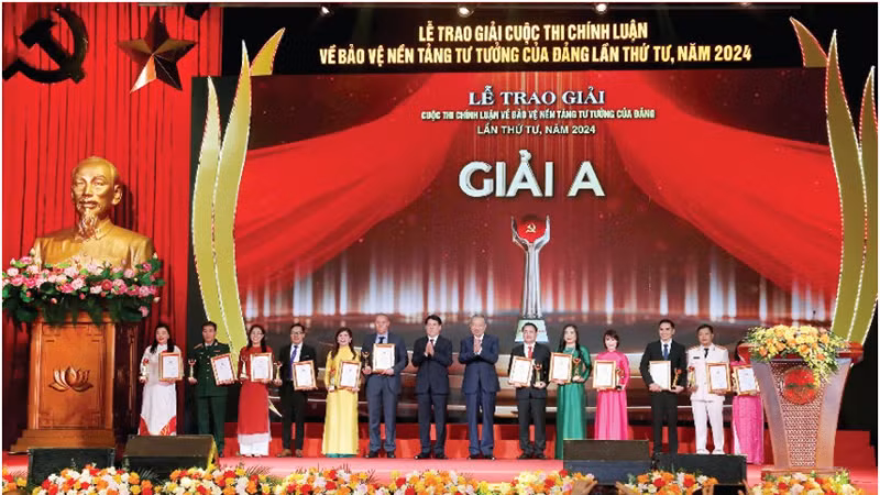 Đồng chí Tổng Bí thư Tô Lâm và đồng chí Chủ tịch nước Lương Cường trao giải A cho các tác giả, nhóm tác giả tại Lễ trao giải Cuộc thi chính luận về bảo vệ nền tảng tư tưởng của Đảng lần thứ 4, năm 2024, ngày 20/10/2024.