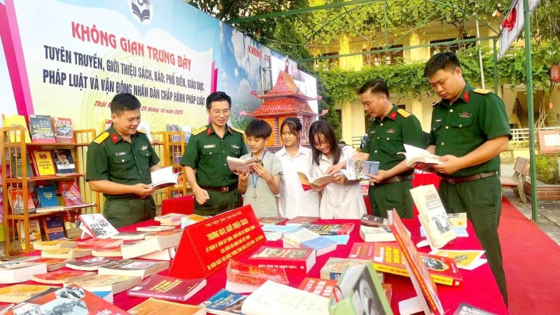 Cán bộ Bộ Chỉ huy Quân sự tỉnh Thái Nguyên phổ biến giáo dục pháp luật cho học sinh xã Phú Lương. (Ảnh: DUY ĐỨC).