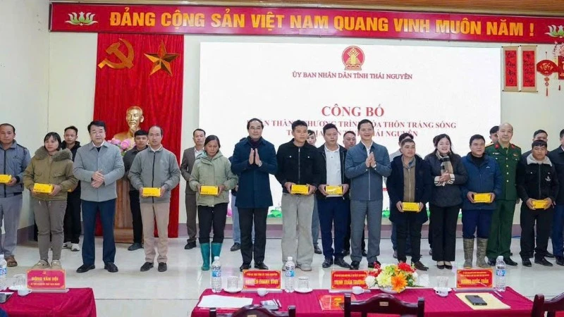 Lãnh đạo tỉnh Thái Nguyên trao tặng điện thoại di động thông minh cho các trưởng thôn, bản. (Ảnh: HƯƠNG LAN)