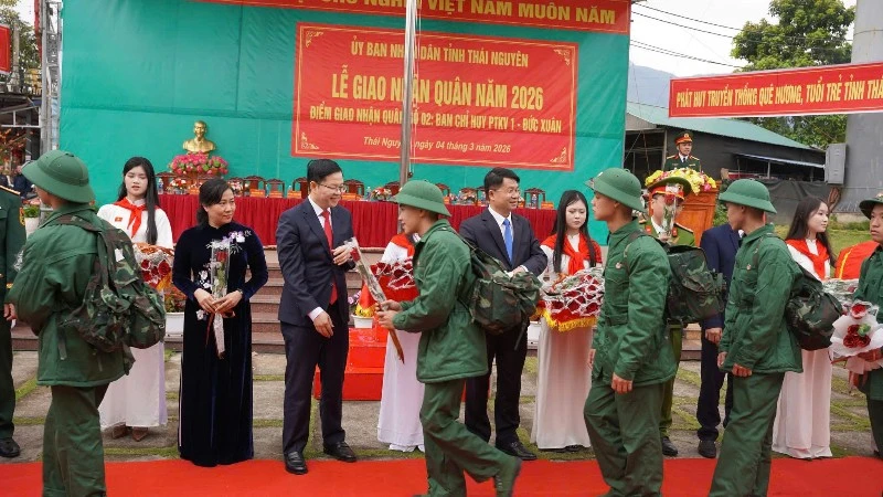 Lãnh đạo tỉnh Thái Nguyên tặng hoa chúc mừng, tiễn các tân binh lên đường nhận nhiệm vụ. (Ảnh: DUY ĐỨC)