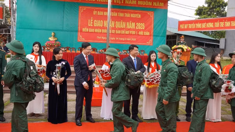 Lãnh đạo tỉnh Thái Nguyên tặng hoa chúc mừng, tiễn các tân binh lên đường nhận nhiệm vụ. (Ảnh: DUY ĐỨC)