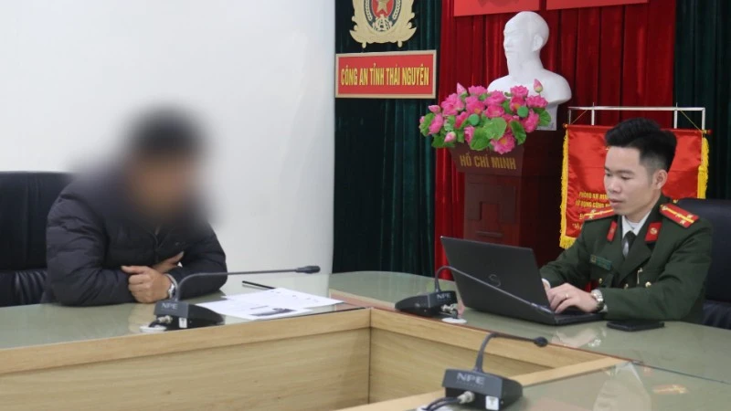 Công an Thái Nguyên làm việc với đối tượng N.T.A. (Ảnh: Công an Thái Nguyên).