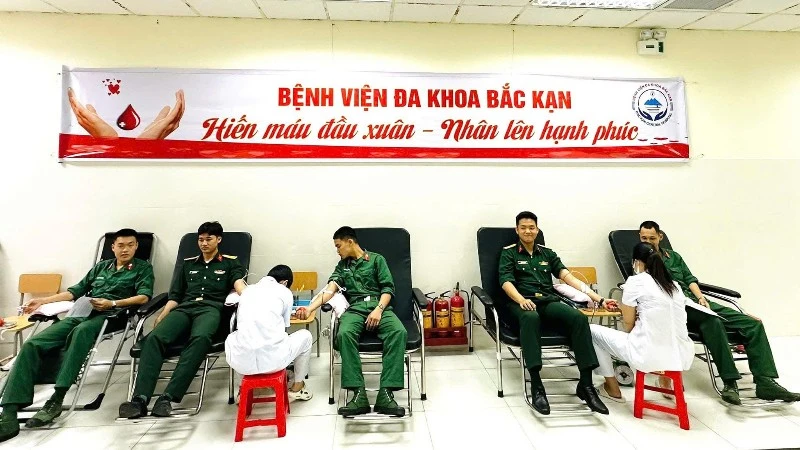 Đoàn viên, thanh niên là chiến sĩ Trung đoàn 750 tham gia hiến máu tình nguyện trong Tháng Thanh niên. (Ảnh: DUY ĐỨC).