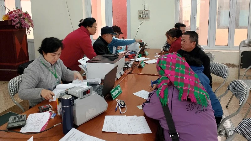 Hoạt động giao dịch của Phòng Giao dịch Bắc Kạn tại điểm giao dịch Xuất Hóa. (Ảnh: TUẤN SƠN)