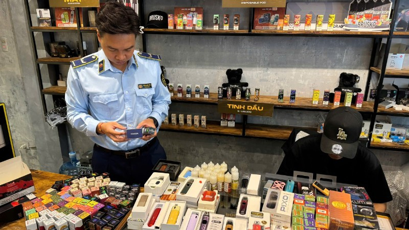 Lực lượng Quản lý thị trường thành phố Hà Nội thu giữ nhiều sản phẩm thuốc lá điện tử vi phạm trên địa bàn.
