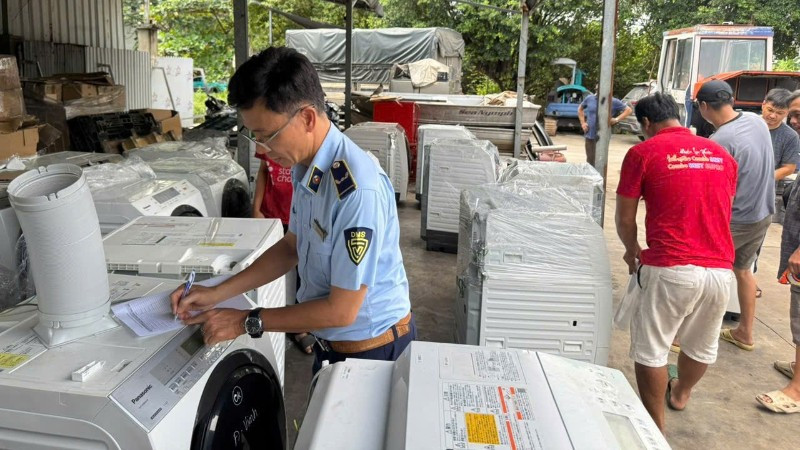 Lực lượng Quản lý thị trường đang kiểm kê, niêm phong hàng hóa vi phạm.