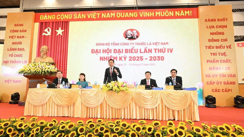 Đoàn Chủ tịch điều hành Đại hội Đảng bộ Vinataba.