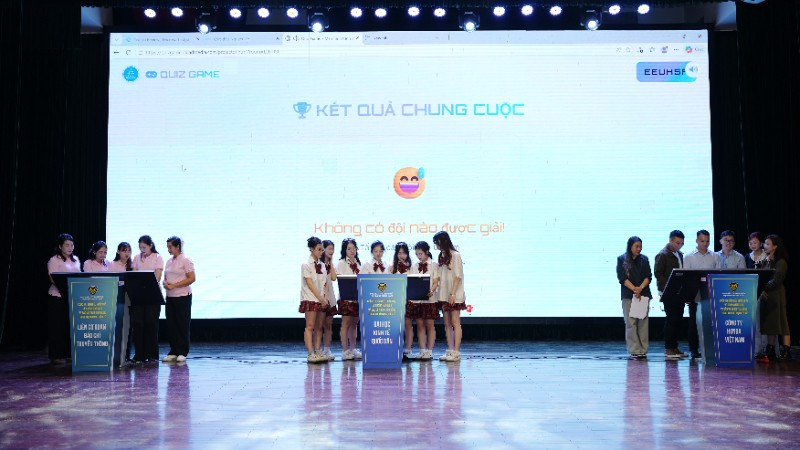 Ba đội thi bước vào phần thi kiến thức pháp luật.