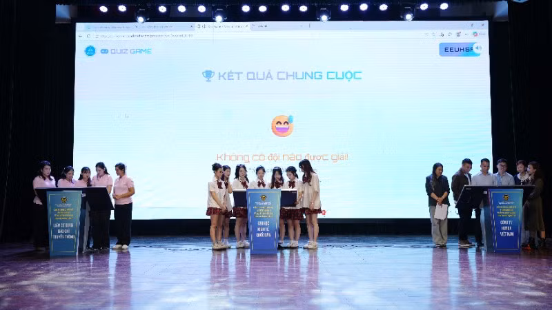 Ba đội thi bước vào phần thi kiến thức pháp luật.