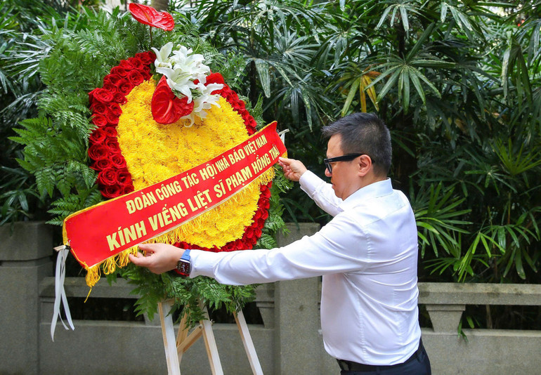 Đồng chí Lê Quốc Minh, Ủy viên Trung ương Đảng, Tổng Biên tập Báo Nhân Dân, Phó Trưởng Ban Tuyên giáo và Dân vận Trung ương, Chủ tịch Hội Nhà báo Việt Nam dâng hoa tưởng niệm liệt sĩ Phạm Hồng Thái tại nghĩa trang Hoàng Hoa Cương, thành phố Quảng Châu. 3df3de342cbf98e1c1ae.jpg