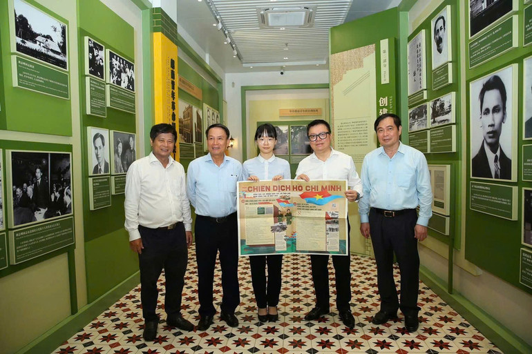 Đồng chí Lê Quốc Minh trao tặng phụ san Chiến dịch Hồ Chí Minh nhân kỷ niệm 50 năm ngày Giải phóng miền nam, thống nhất đất nước. 09e3857524fe90a0c9ef.jpg