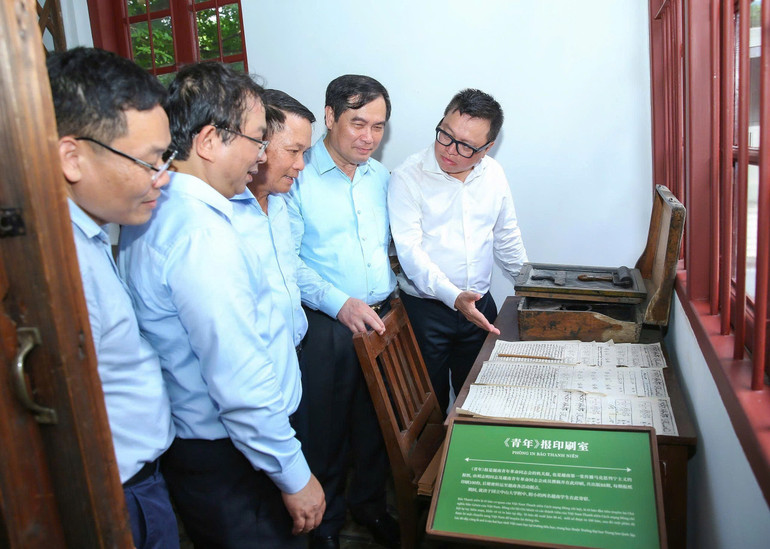 Đoàn công tác tham quan nơi Nguyễn Ái Quốc và các thành viên của Việt Nam Thanh niên Cách mạng đồng chí Hội tự tay biên soạn, khắc vẽ và in báo. 0037bba74a2cfe72a73d.jpg
