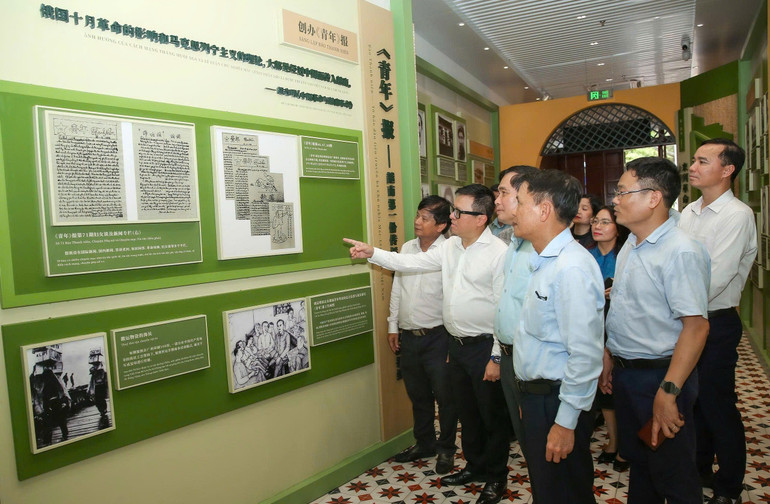 Đồng chí Lê Quốc Minh và các thành viên trong đoàn thăm Phòng in Báo Thanh niên và các hiện vật ghi dấu sự ra đời của Báo Thanh Niên 100 năm trước. 99927a038b883fd66699.jpg