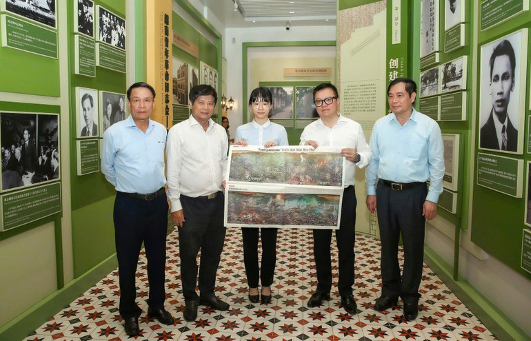 Đồng chí Lê Quốc Minh trao tặng phụ san Chiến dịch lịch sử Điện Biên Phủ nhân kỷ niệm 70 năm Chiến thắng Điện Biên Phủ. 5c8e001ea19515cb4c84.jpg