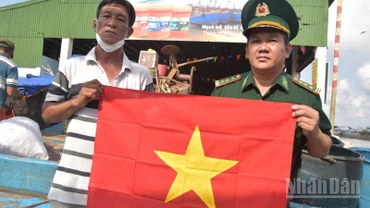 Tặng cờ và tuyên truyền khai thác hải sản bất hợp pháp, không báo cáo, không theo quy định cho ngư dân.
