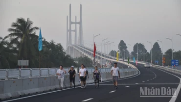 Người dân tập thể dục trên đường dẫn vào cầu.