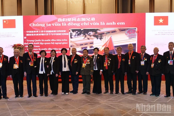 Các cựu chiến binh Trung Quốc từng tham gia giúp đỡ Việt Nam trong cuộc kháng chiến chống Mỹ, cứu nước chụp ảnh lưu niệm tại Lễ kỷ niệm 75 năm thiết lập quan hệ ngoại giao Việt Nam-Trung Quốc được tổ chức tại Bắc Kinh. 