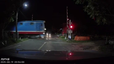 Gác chắn tàu tự động mở khi tàu hỏa lao đến. (Ảnh: Cắt từ clip)
