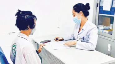 Bác sĩ Trung tâm Y học hạt nhân và Ung bướu (Bệnh viện Bạch Mai) khám và tư vấn cho người bệnh. (Ảnh: NGUYÊN HÀ)